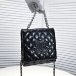 Chanel small fragrant wind Ringer chain small square bag first layer oil wax 3081 size: 20*21cm - Image 2