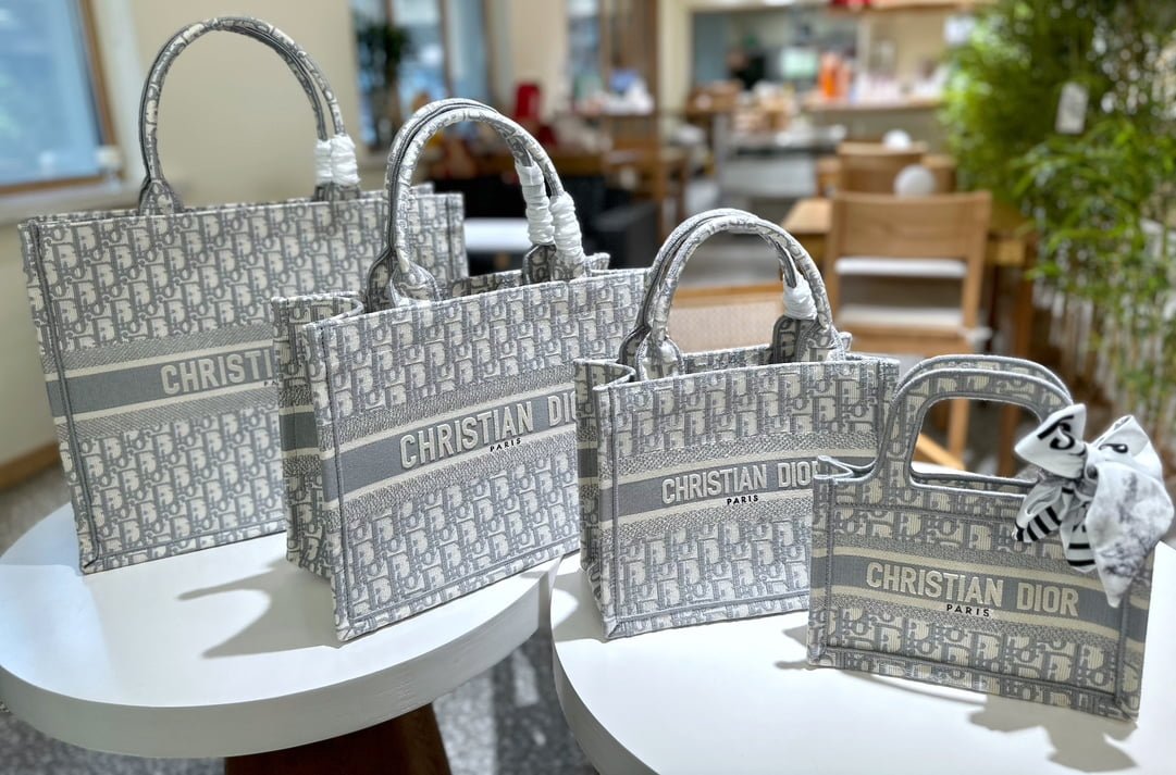i1692664504_6119_0 Dior embroidery Book 23 tote shopping bags size: 20cm/26cm/35cm/41cm - Image 1