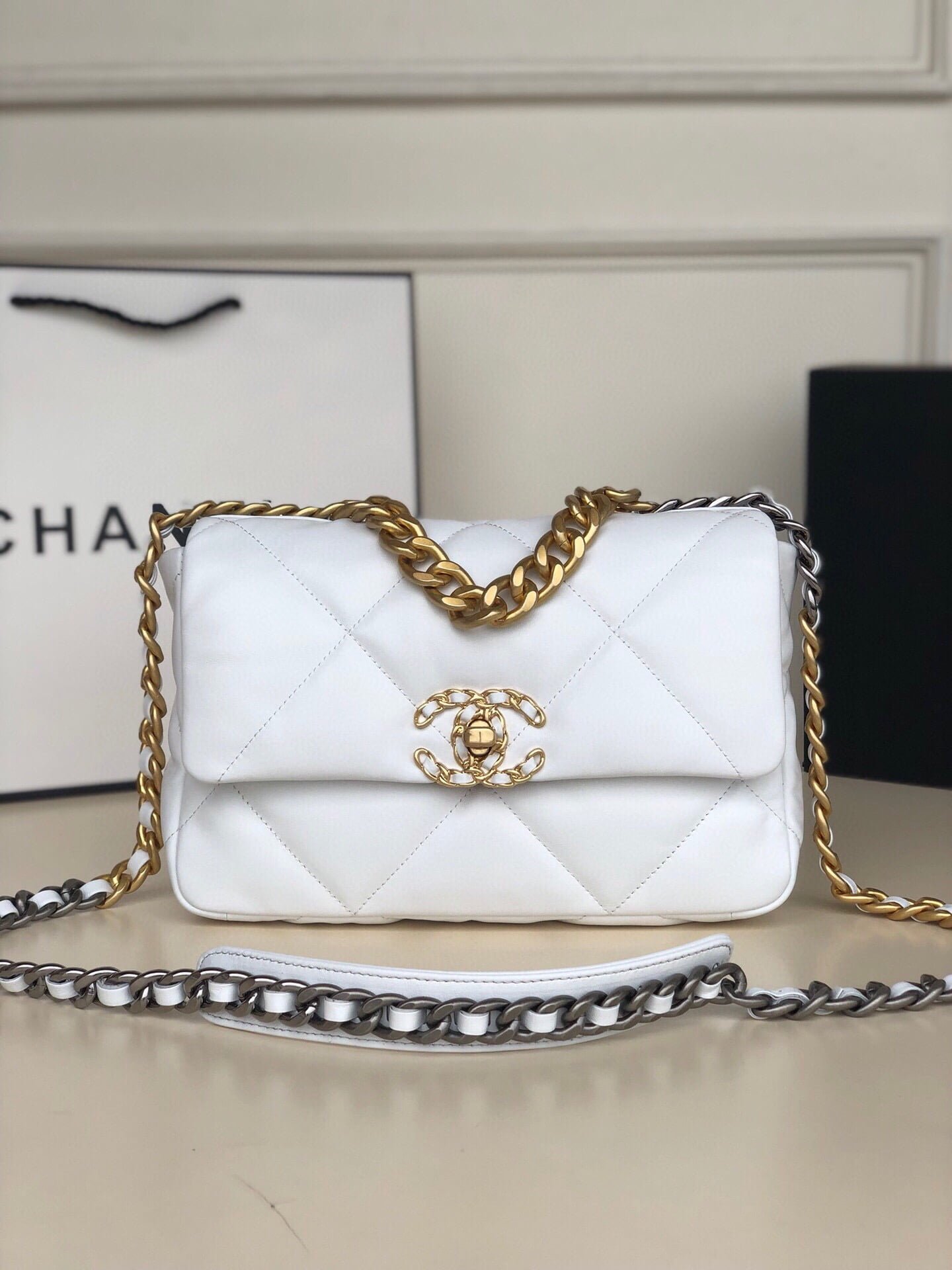 微信图片_20240320094312 2521003 CHANEL Shoulder bag with chain size: 26cm - Image 1