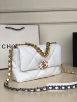 2521003 CHANEL Shoulder bag with chain size: 26cm - Image 4