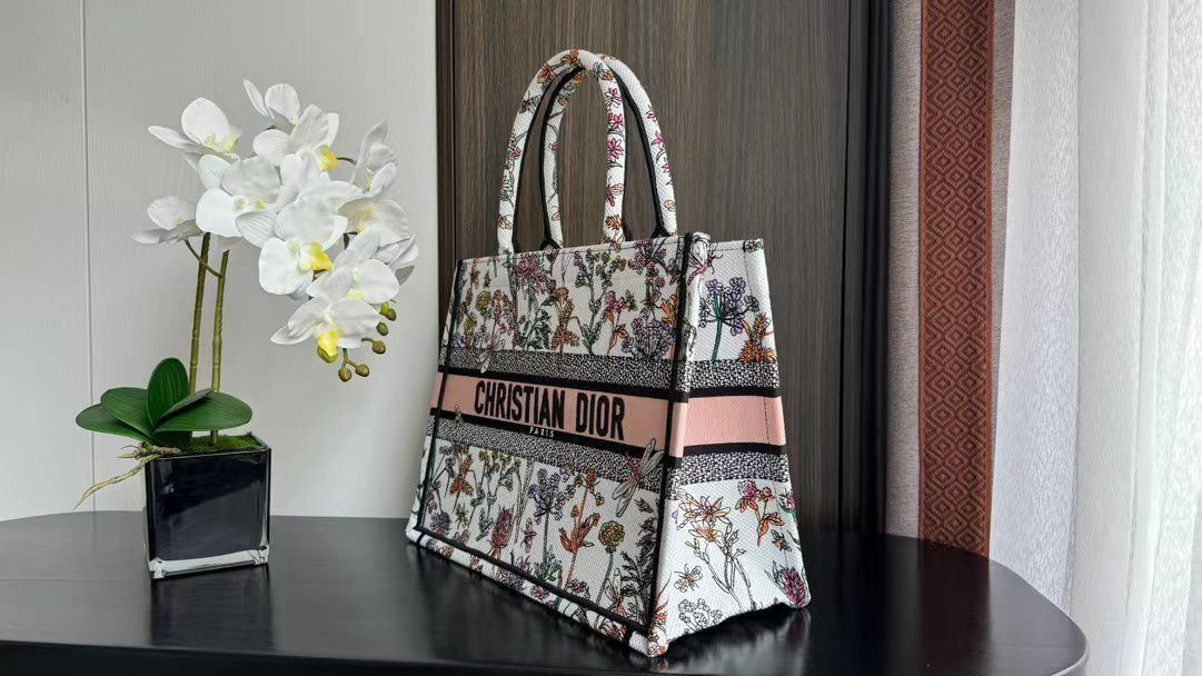 1e0e210402baeb6e3062c50343850c1 Dior - Image 1