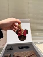 GL3PbAO LV Top tier replica classic three piece set Chain Bag Sunglasses Keychain 21cm - Image 3