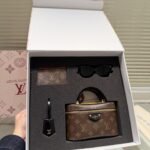 GL3PbAO02 LV Top tier replica classic four piece set cosmetic bag Sunglasses Keychain 18*12cm