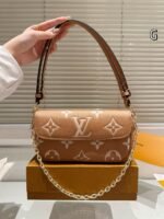 GLP17Bao LV genuine leather bag With box 22*13cm - Image 3